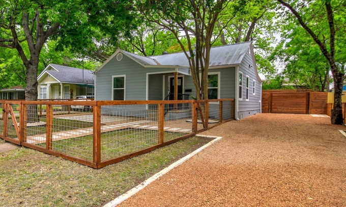 Cherrywood House | Adorable East Austin Cottage close to Everything downtown