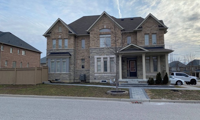 Ajax House | Adorable Full house in Ajax Incl Basement