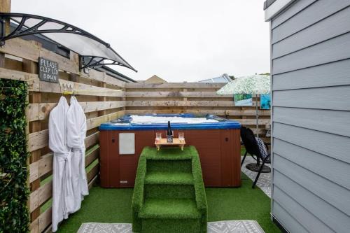 Amlwch Apartment | Adorable private couples retreat with hot tub