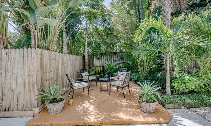 Flamingo Parks Apartment | Adorable second-floor home with WiFi, shady patios, shared W/D, & kitchenette