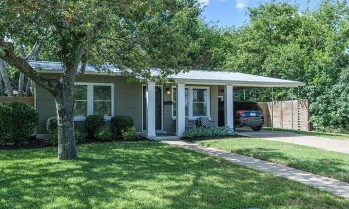 Allandale House | Adorable spacious 1300 sq ft, 2 BR home with huge fenced yard, great location