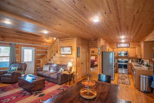 Jefferson House | Adventure Cabin! Fire Pit, State Park, Fishing, Mtn Views, Hot Tub, WiFi