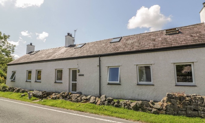 Menai Bridge Cottage | AEL Y BRYN, pet friendly, character holiday cottage in Menai Bridge