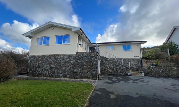 Tan-y-groes House | Aelwyd Y Don