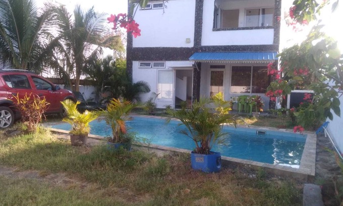 Calebasses Apartment | Affordable 2nd-floor apartment with pool close to the sea