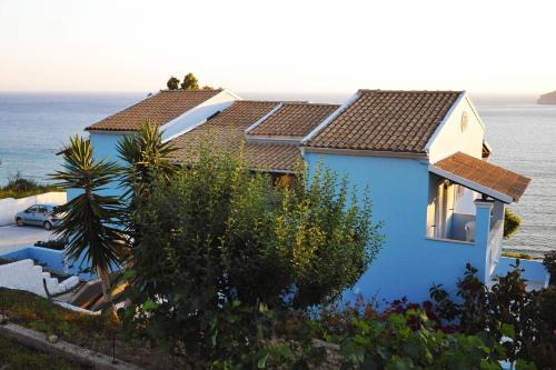 Agios Georgios Pagon Apartment | Agios Georgios - 2 Beds - Sleeps 5 - Free Parking