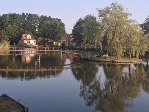 gmina Kije House | Agrowczasy Nad Stawem - Plus strefa jacuzzi przy domu z jedną sypialnią