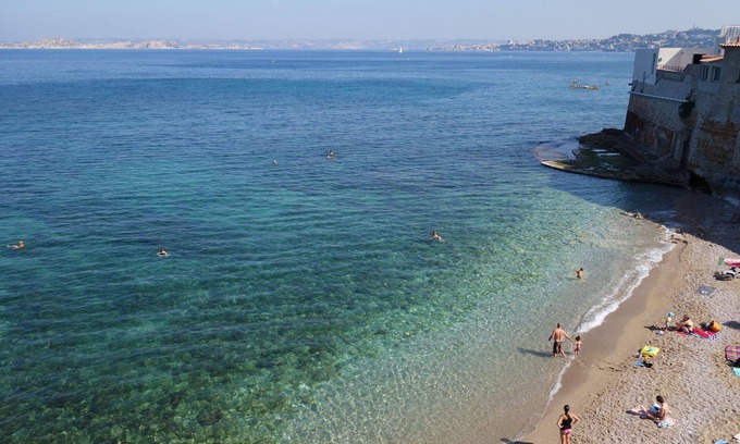 Montredon Apartment | Air-conditioned roof terrace between sea and hills with jacuzzi, 200m from the beach