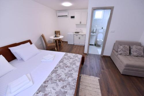 Mahala Apartment | Airport Apartments TRI HRASTA
