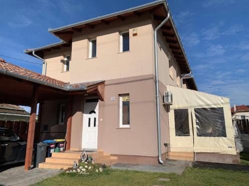 Ganztelep Apartment | Airport Road/Reptér közeli ház privát parkolóval