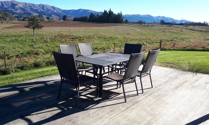 Makikihi House | AKATERE LODGE: 6 bdm. Tranquility. Great Views. Comfort. Parking. Free Wifi.