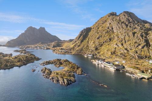 Vestvagøy House | Akselhuset-Koselig hus rett ovenfor kaikanten midt i Lofoten