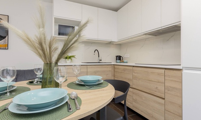 Muranow Apartment | Al. Solidarności Apartment by Renters