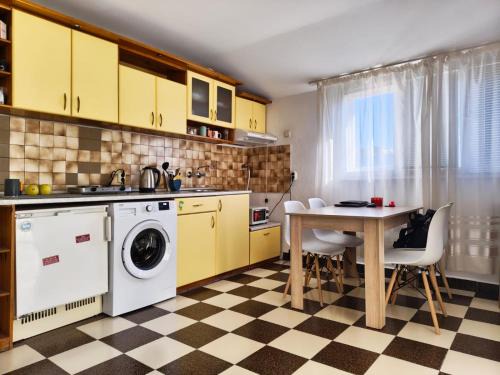 Varosha Apartment | AlHana Panoramic Studio - Top Center, Blagoevgrad