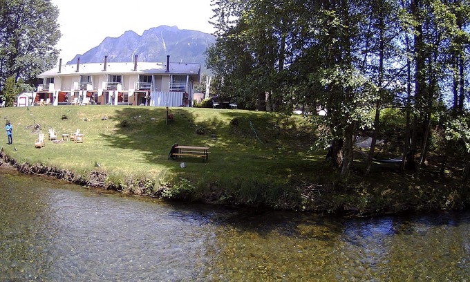 North Bend House | All 5 Moon River Suites on river - up to 30 guests