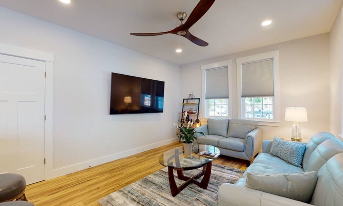 Wilmington Historic District House | All new 2BR 1BA w/King bed-Fast Wi-Fi 75" OLED TV - 15 minute walk to Riverwalk