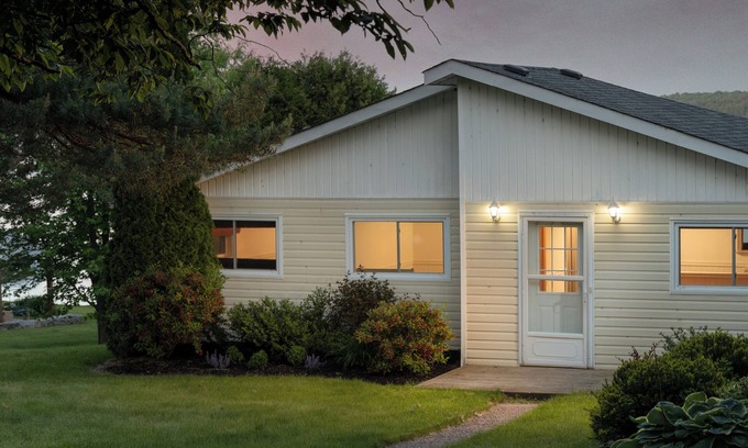 Valentia Cottage | All-Season Lakeside Serene Cottage with Suana!