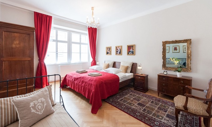 Innere Stadt Apartment | Allegro - Just Steps From Stephansplatz, 1st District