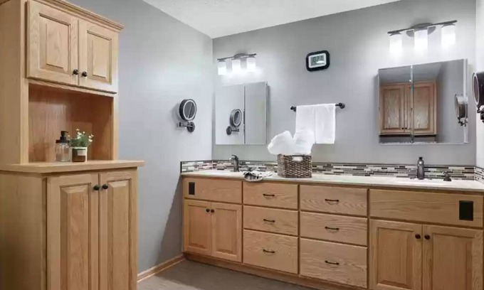 Chanhassen House | Almost 2 acre remodeled 5 bed room 4 bath one mile south of Excelsior