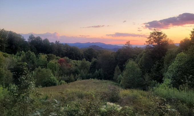 Creston House | Almost Heaven - Quiet Mountain Home