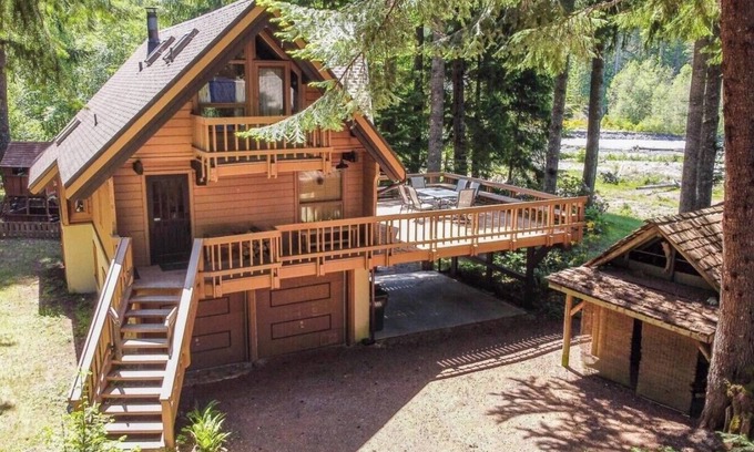 Enumclaw Cabin | Alpen Commune - Riverfront 5-bedroom cabin in fantastic Greenwater