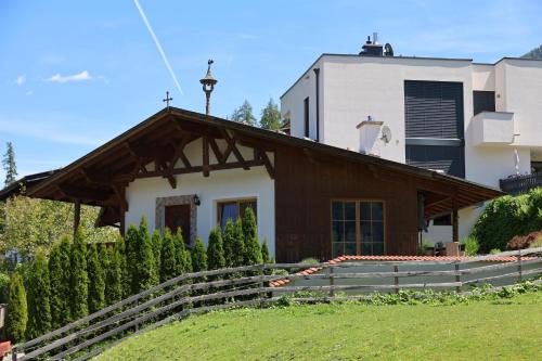 Arzl im Piztal Apartment | Alpenchalet Eiter