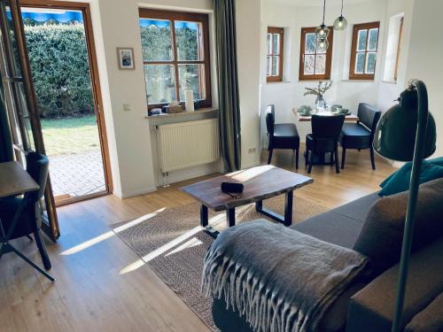 Bad Kohlgrub Apartment | Alpine Gemütlichkeit für 4 mit großer Sonnenterrasse