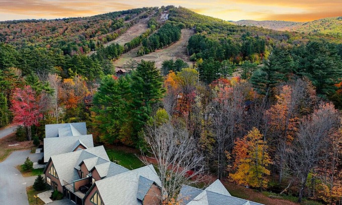 Cranmore Birches House | Alpine Sky | Walk to Cranmore & Downtown, Hot Tub