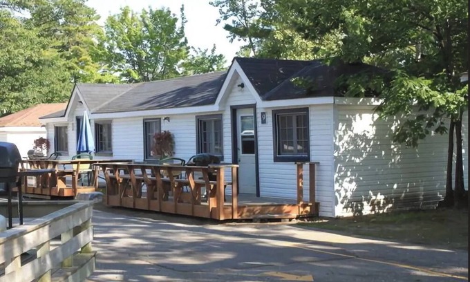 Wasaga Beach Cottage | Alton Lodges