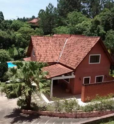 Ibiuna House | Alugo linda casa de campo perto de São Paulo com ótimo jardim, piscina e lareira.