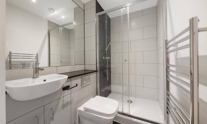 Coldharbour Apartment | Amani - Enterpriser:nA stylist living space for the professional person!