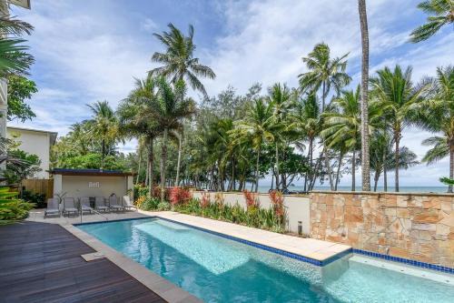 Palm Cove Apartment | Amarillo at Island Views—Breezy Waterfront Bliss
