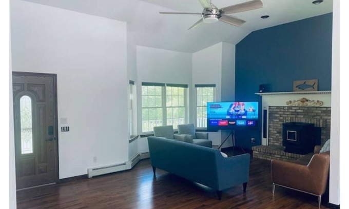 Port Jervis House | Amazing Getaway 4BR 3BA, pool, hot tub, pool table!