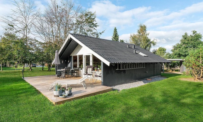 Trend House | Amazing home in Løgstør with kitchen