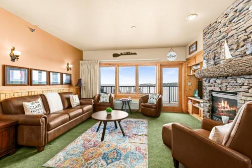 Two Harbors Apartment | Amazing Lake View King Suite, Kitchen & Pools