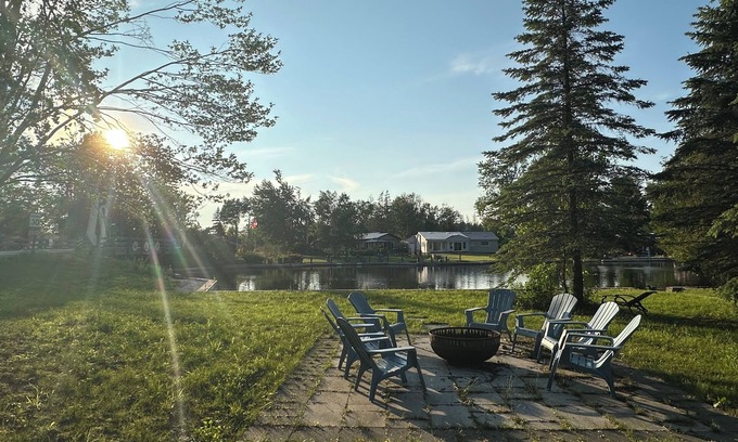 Lagoon City Cottage | Amazing Lakeside Cottage in the Venice of Ontario-Lagoon City