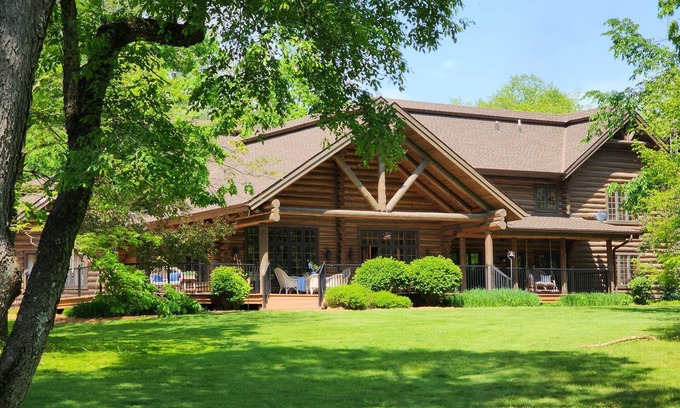 Holcomb Resort | Amazing Lodge and cabins for a Retreat on 43 acres. Make it your private escape.