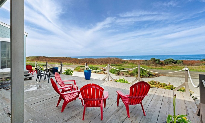 Fort Bragg House | Amazing oceanfront home & guesthouse w/hot tub, beach access & decks - 2 dogs OK