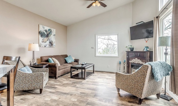 Longtown Cabin | Amazing Patio with Popular Beach View. Chill & Grill from the Treetops.