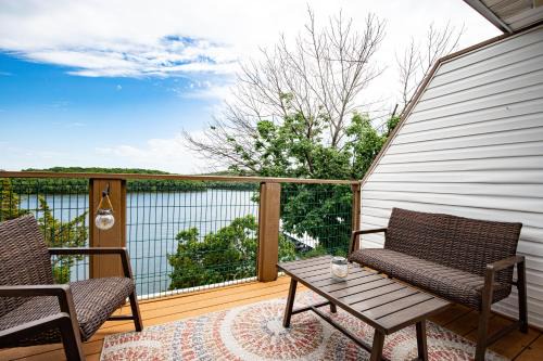 Kaiser House | Amazing Views from Balcony, Loft & Gated Pool