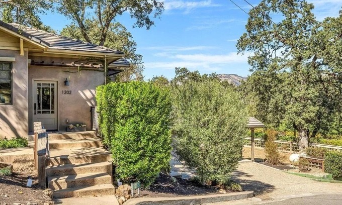 Calistoga House | Amazing Vineyard Views - Spacious Wine Country Villa