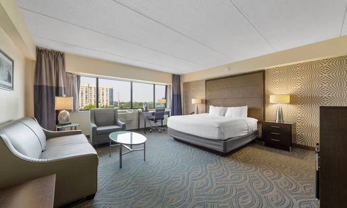 South Loop Hotel | Amenity Rich Spacious King Suite