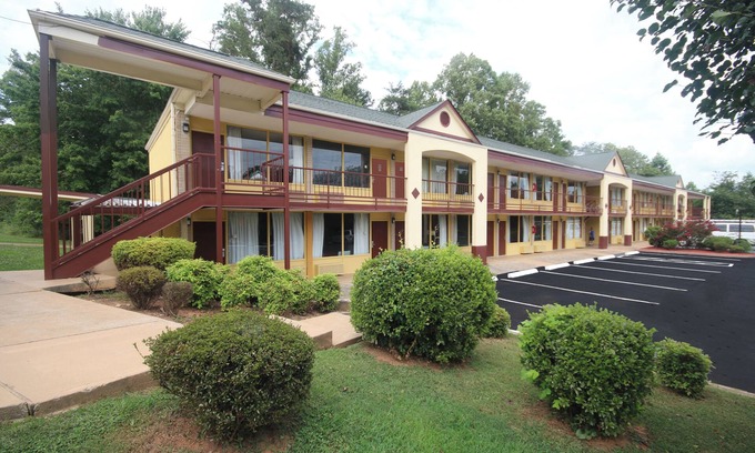 Pilot Mountain Hotel | Americas Best Value Inn Pilot Mountain