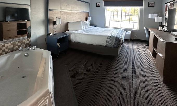 Galesburg Hotel | AmericInn by Wyndham Galesburg