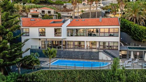 Sao Goncalo Villa | Ample villa with pool and gorgeous ocean view