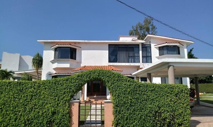 Lomas de Cocoyoc House | Amplia casa con alberca. Ideal para vacaciones con toda la familia.