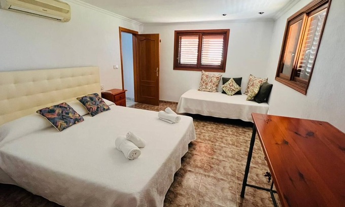 Elche Ski Chalet | An Oasis at your finger tips! 3 min away from the nearest aqua -zoo park