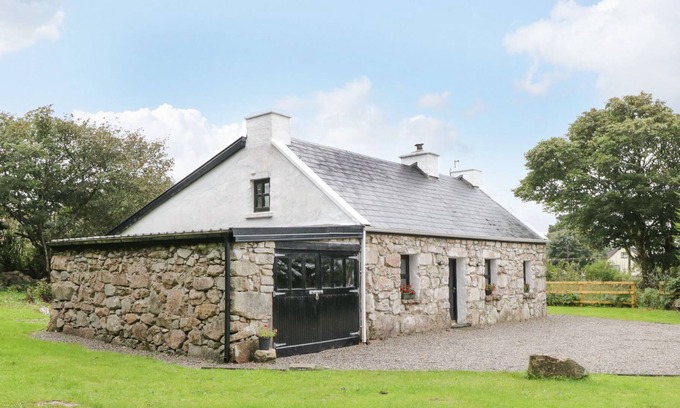 Rossaveel Cottage | AN TEACH BAN, family friendly in Rossaveel, County Galway