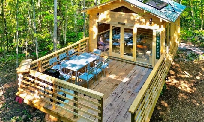 Alexandria Cabin | Anastasia’s Domain 3 Treehouse, Farm stay, off grid cabin in a beautiful forest!