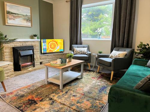 Bourne Apartment | Ancaster House - Driveway - Wifi